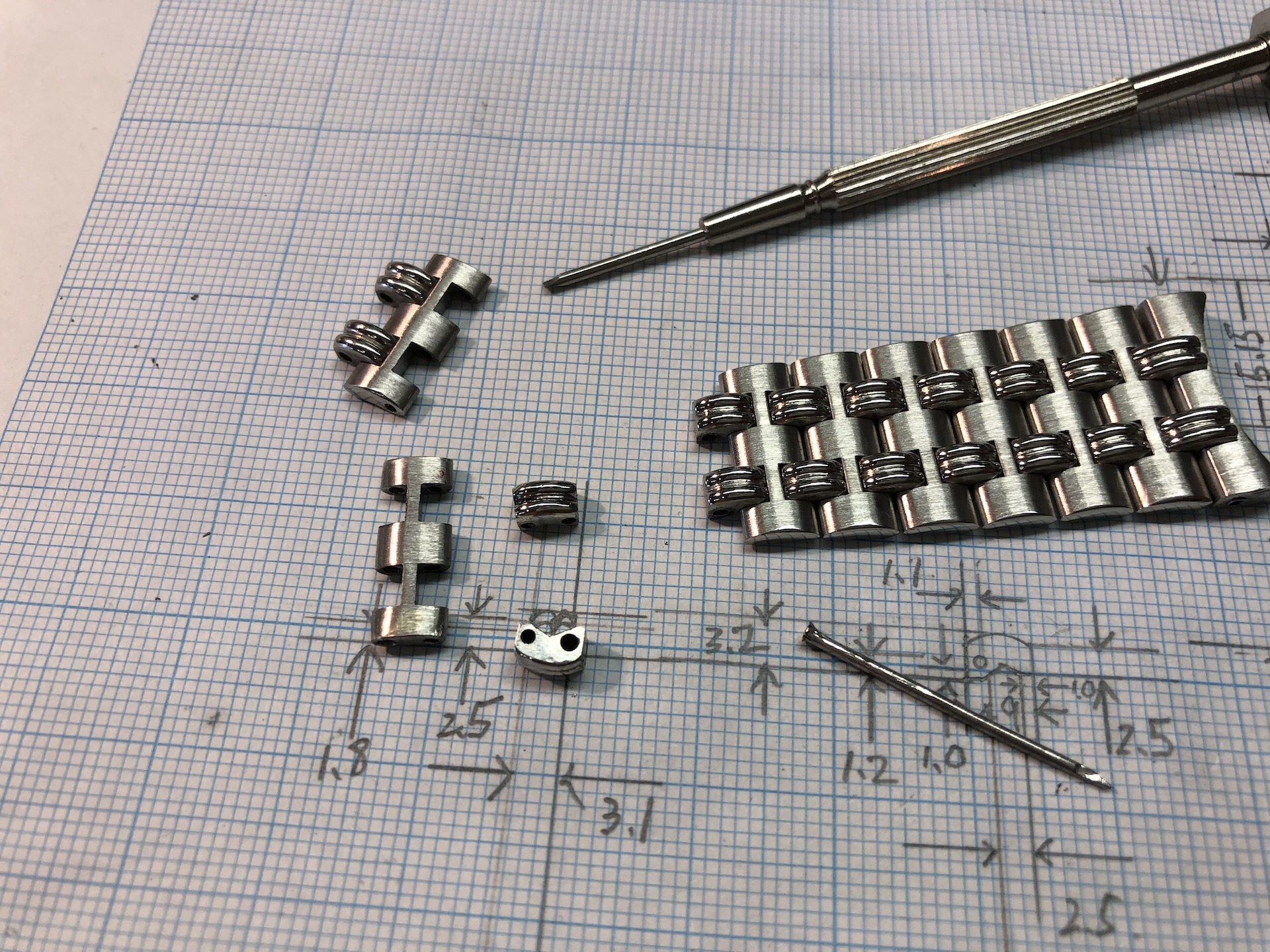見本のコマで図面を引くところ